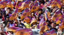 Barcelona stuns Madrid in title race