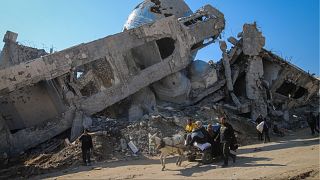 Thousands of Palestinians return home to the destruction in north Gaza